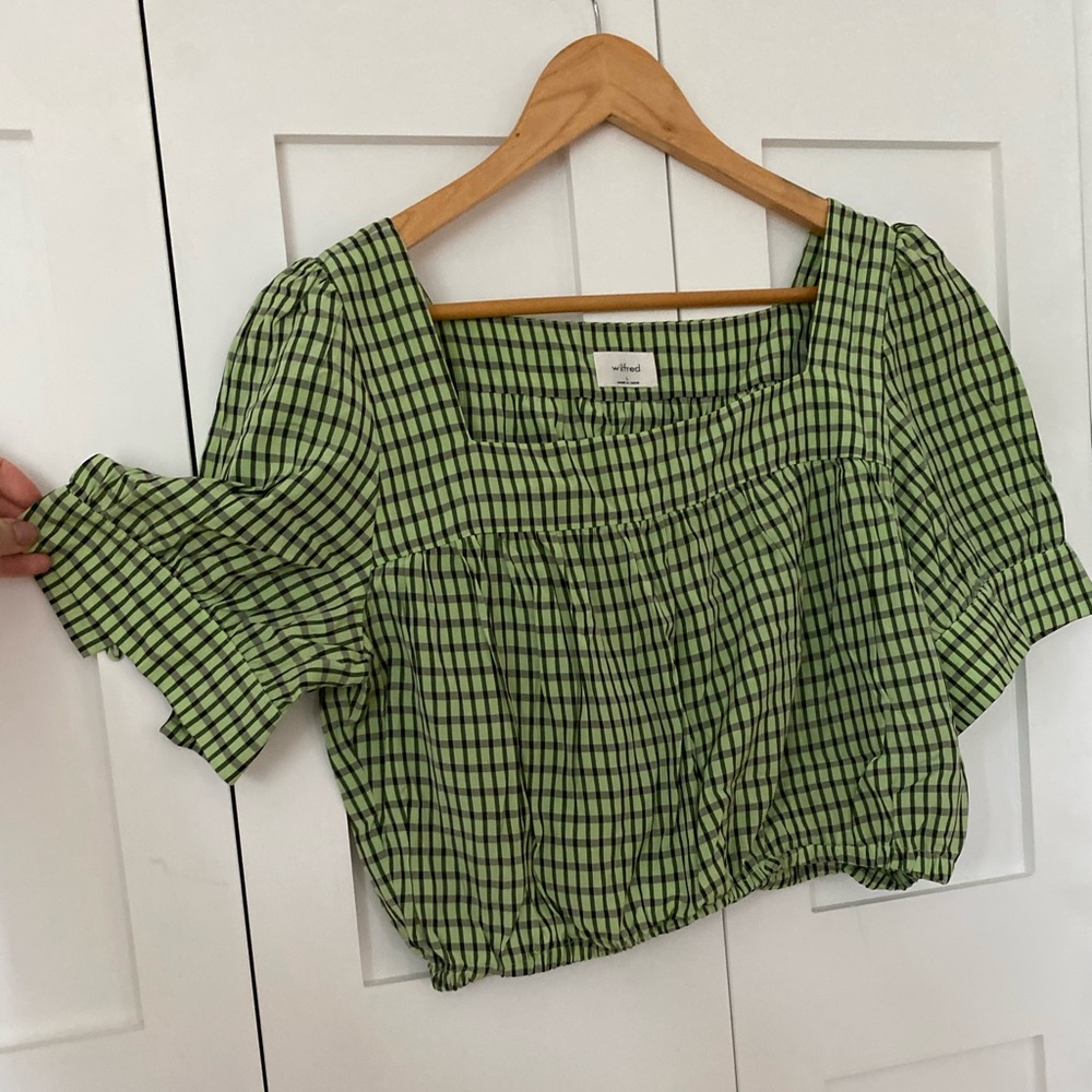 Aritzia cropped flowy blouse with puff sleeves